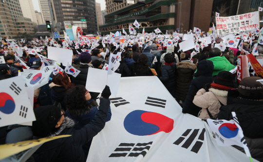 보수단체 탄핵반대   24일 서울광장 인근에서 박사모 등 보수단체의 탄핵반대 집회가 열리고 있다. 2016.12.24